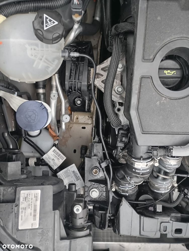 Peugeot 2008 Hybrid 136 e-DSC Allure - 22