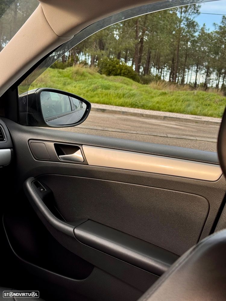 VW Jetta 1.6 TDi Highline DSG - 12