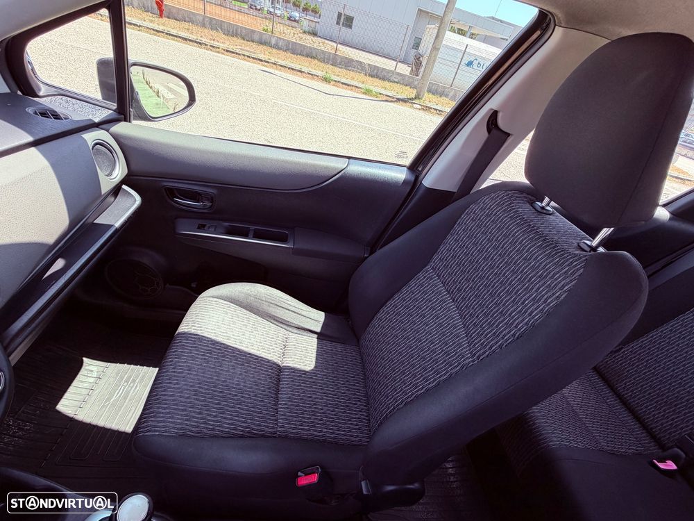 Toyota Yaris 1.0 VVT-i Comfort+P.Style +Navi - 22