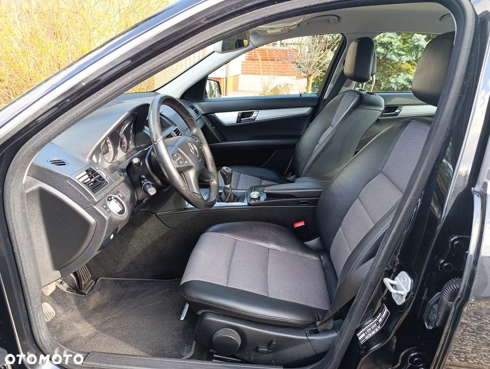 Mercedes-Benz Klasa C 180 CGI BlueEFFICIENCY Avantgarde - 6