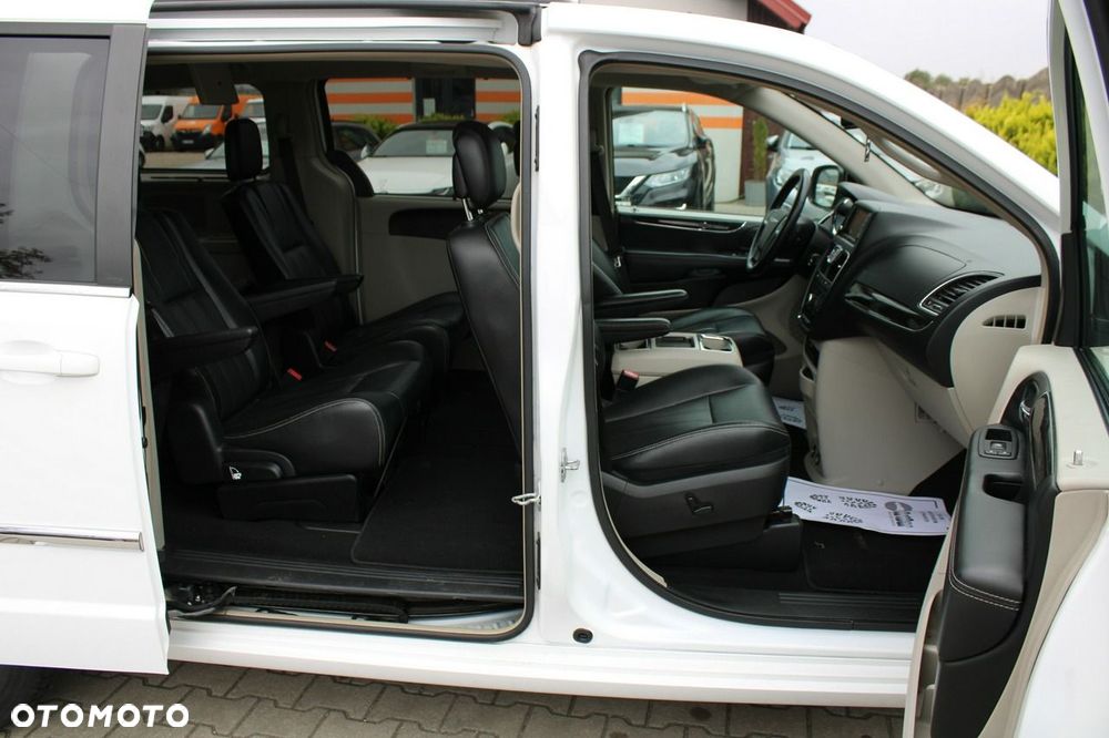 Chrysler Town & Country - 18