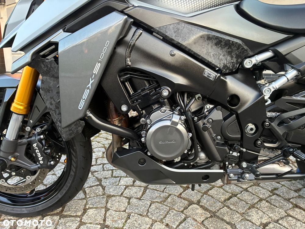 Suzuki GSX - 6