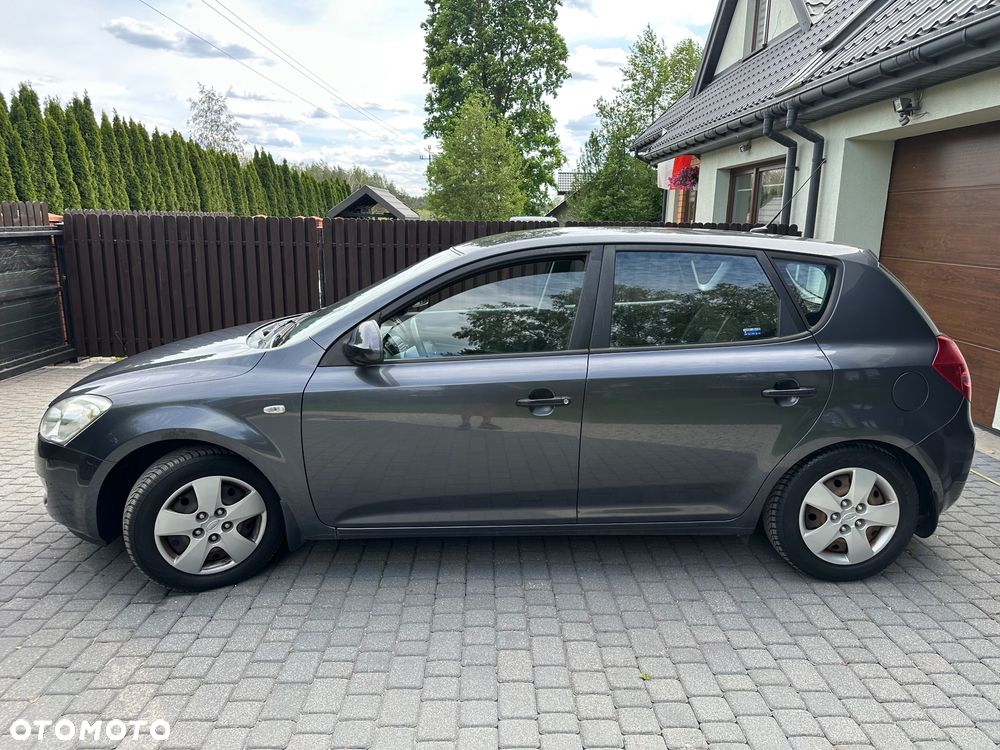 Kia Ceed - 11