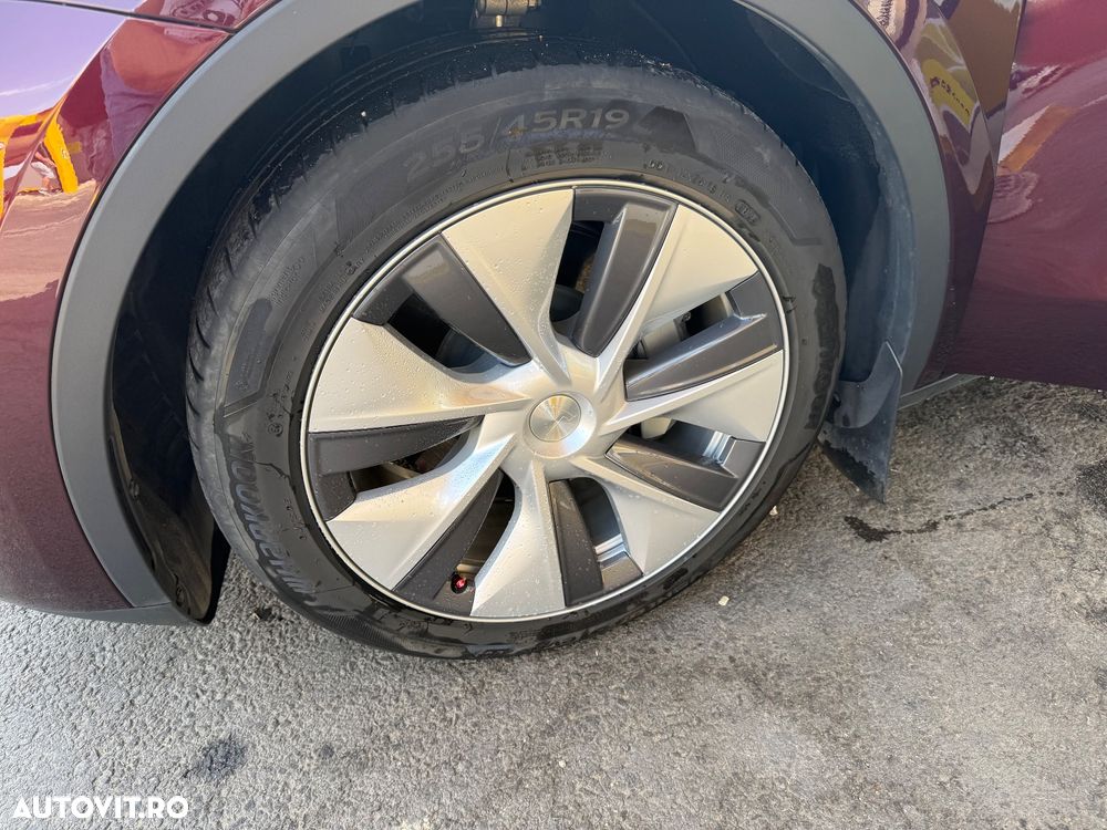 Tesla Model Y AWD Performance - 11