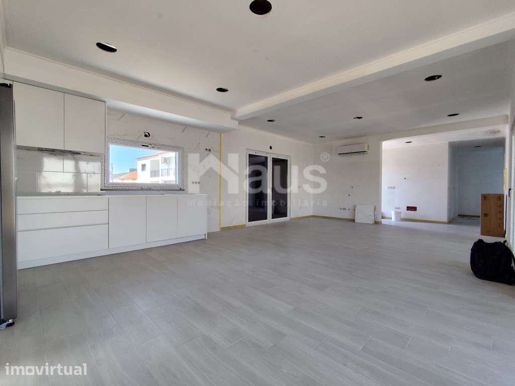 Moradia Isolada T5 inserida em lote de terreno de 600m2 - Grande imagem: 3/24