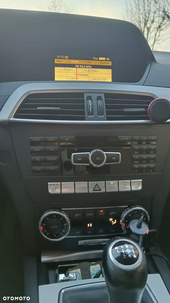 Mercedes-Benz Klasa C 180 CGI BlueEFFICIENCY Avantgarde - 27