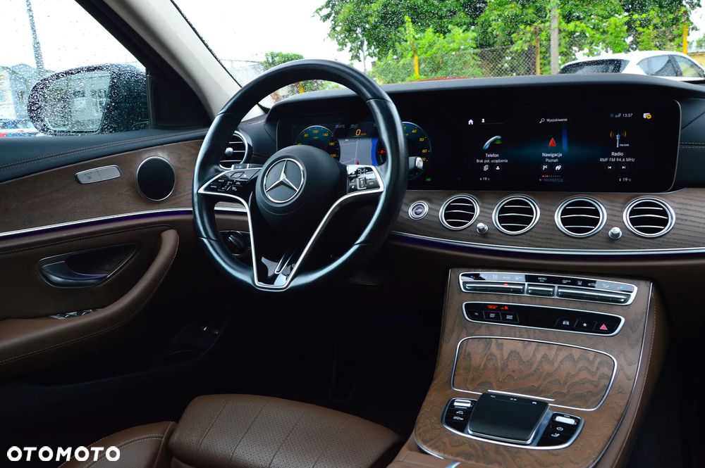 Mercedes-Benz Klasa E 300 9G-TRONIC AMG Line - 18