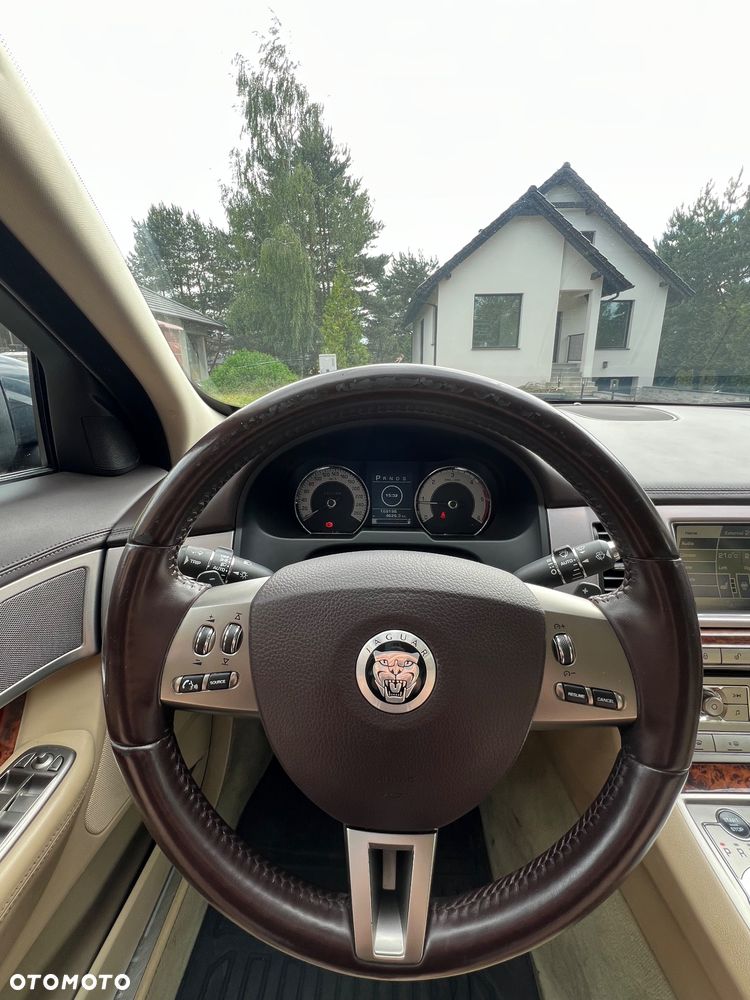 Jaguar XF 2.7 V6 D Premium Luxury - 16