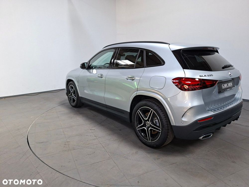 Mercedes-Benz GLA - 9