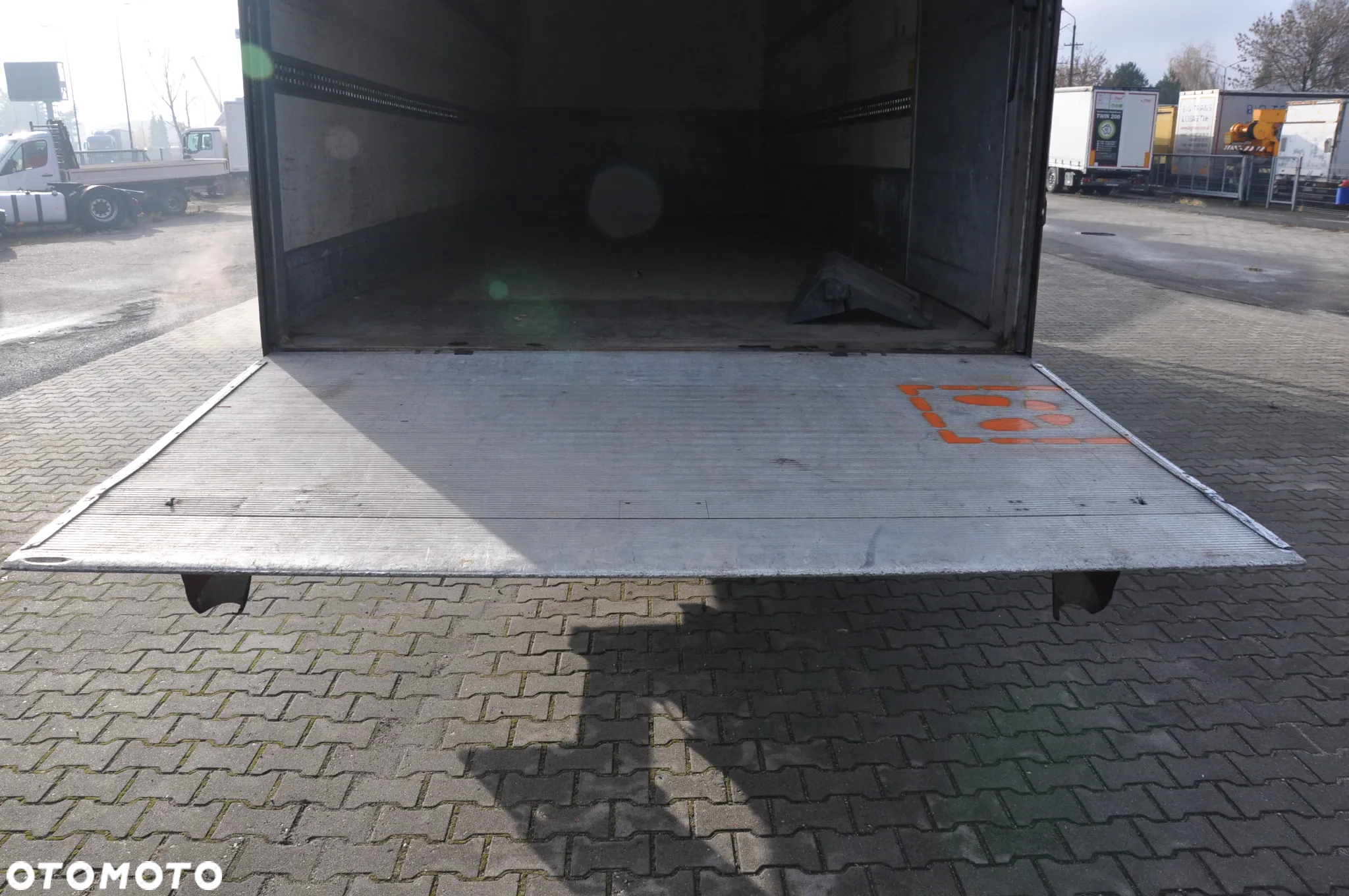 Renault MIDLUM 190 KONTENR Z WINDĄ - 24