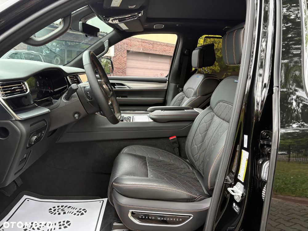 Jeep Grand Wagoneer - 16