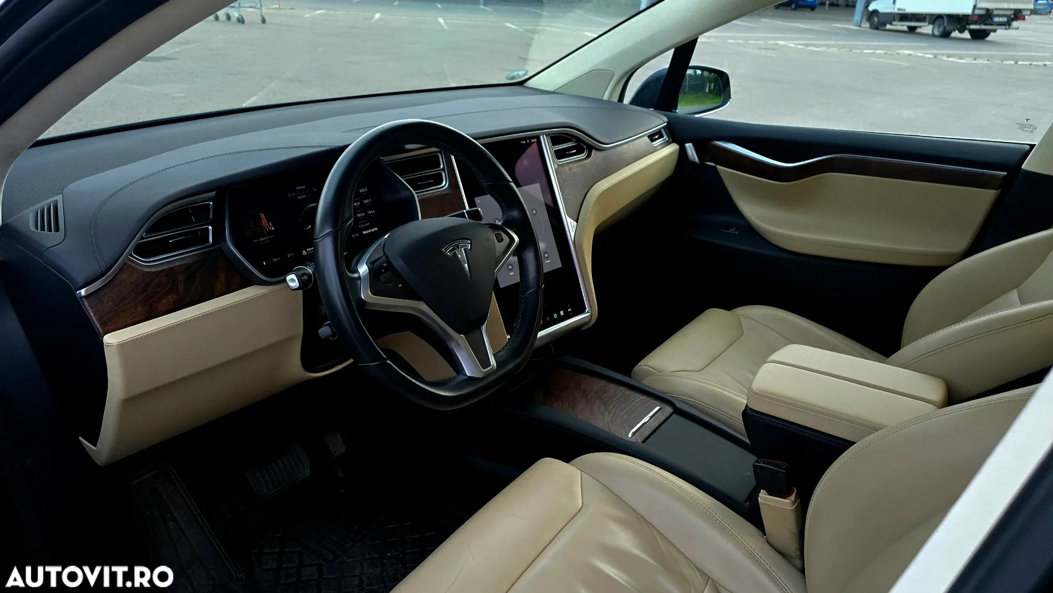 Tesla Model X - 9