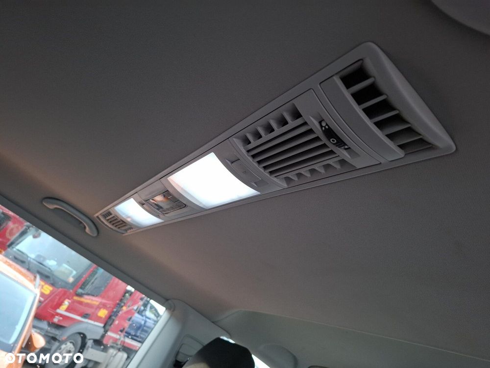 Volkswagen Transporter CARAVELLE 2.0 TDI 110KM - 26