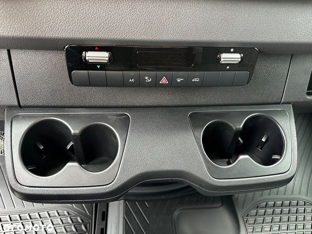 Mercedes-Benz Sprinter - 25