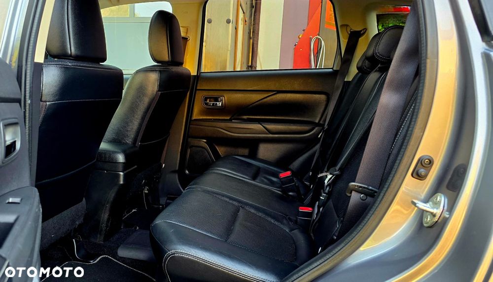 Mitsubishi Outlander 2.0 2WD CVT Invite - 17