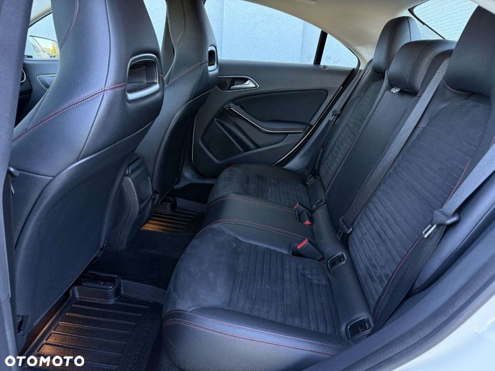 Mercedes-Benz CLA 200 7G-DCT AMG Line - 32