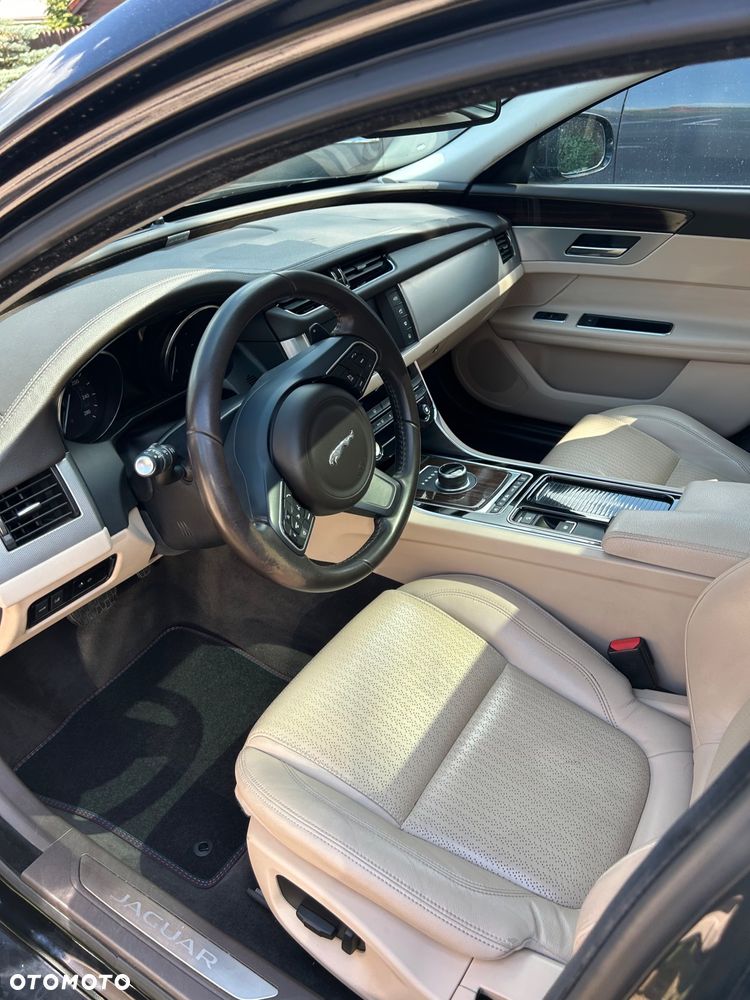 Jaguar XF 20d Portfolio - 9