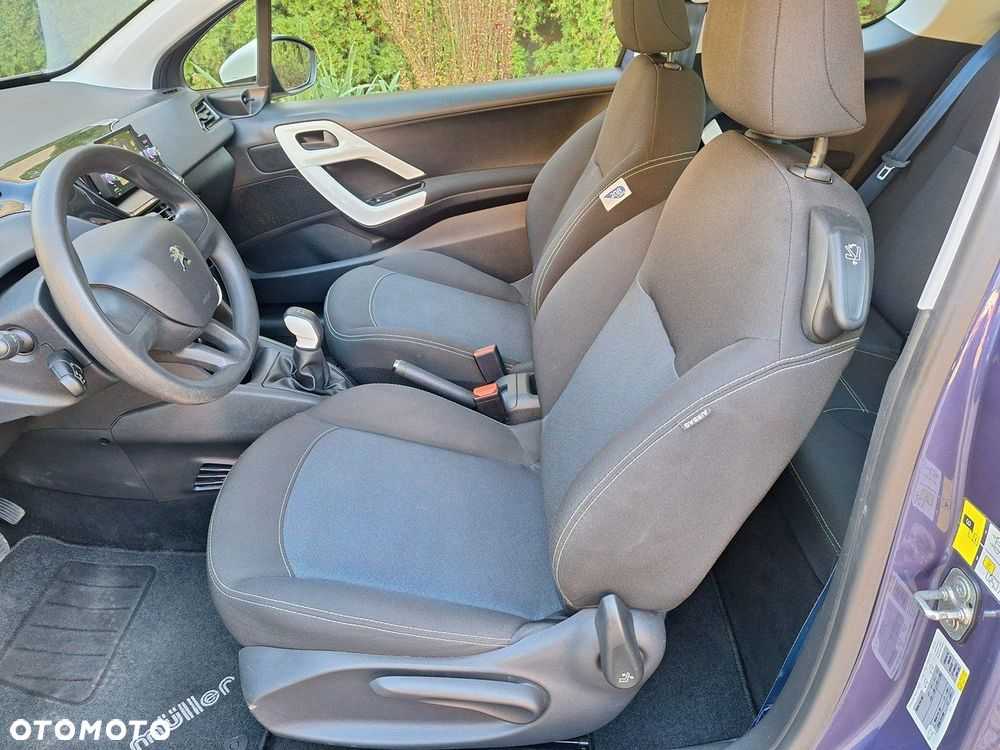 Peugeot 208 - 8