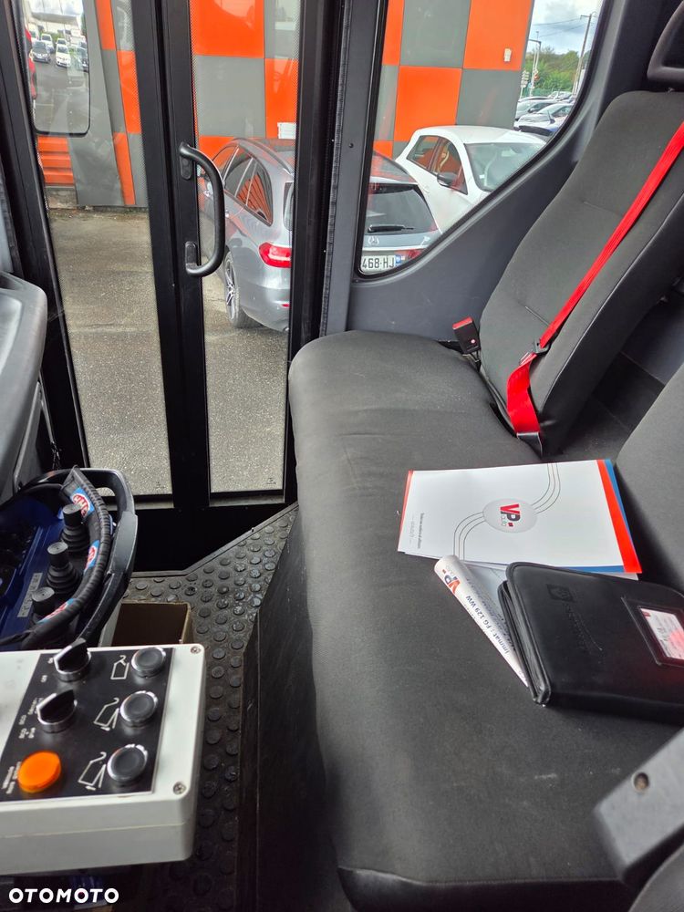 Renault Puncher D26 D Access Śmieciarka Wywrotka HDS do butelek - 9