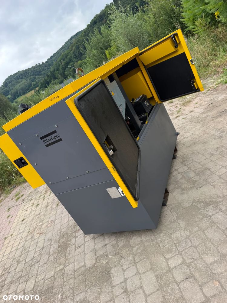 Atlas Copco QES 9 Agregat Prądotwórczy Generator prądu Wyciszony.  2018 rok. Silnik KUBOTA 3 cylindry. Agregat do pracy ciągłej. 2 x 400 VOLT oraz 230. Agregat w Bardzo ładnym stanie jak z Salonu. Sprowadzony z Norwegii. Agregat posiada bardzo dużo zabezpieczeń prądowych. Bezpieczna maszyna! Prądnica MECCALTE ECP3 1L4 najlepsza marka światowa! OKAZJA TANIO Profesjonalny przemysłowy sprzęt! Dokumenty inst. obsługi - 30