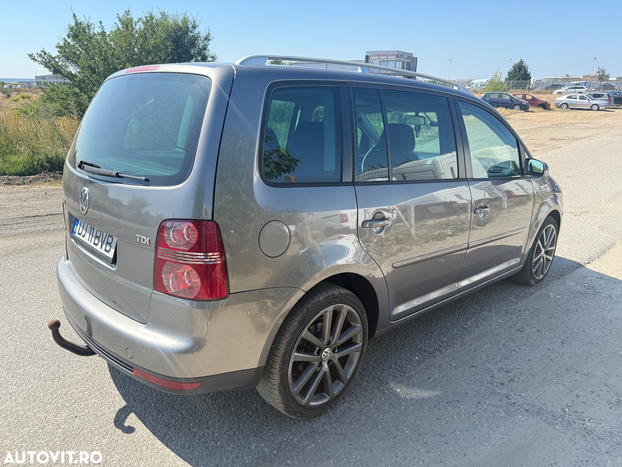 Volkswagen Touran 1.9 TDI DPF Trendline DSG - 9