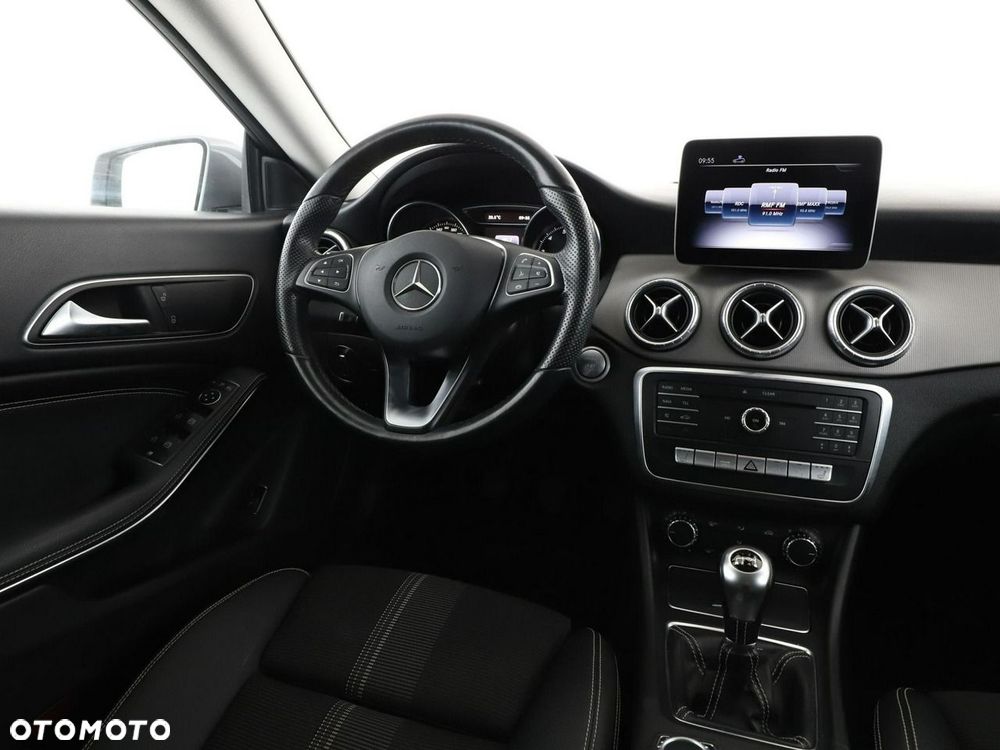 Mercedes-Benz CLA 180 Urban - 17