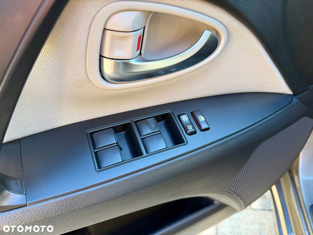 Toyota Avensis 1.8 Sol plus NAVI - 12