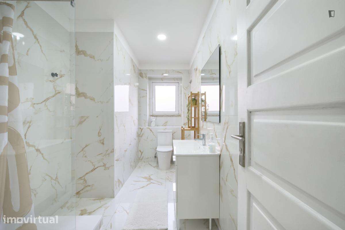 Quarto - localizado em Roma-Areeiro Lisbon - Grande imagem: 2/28