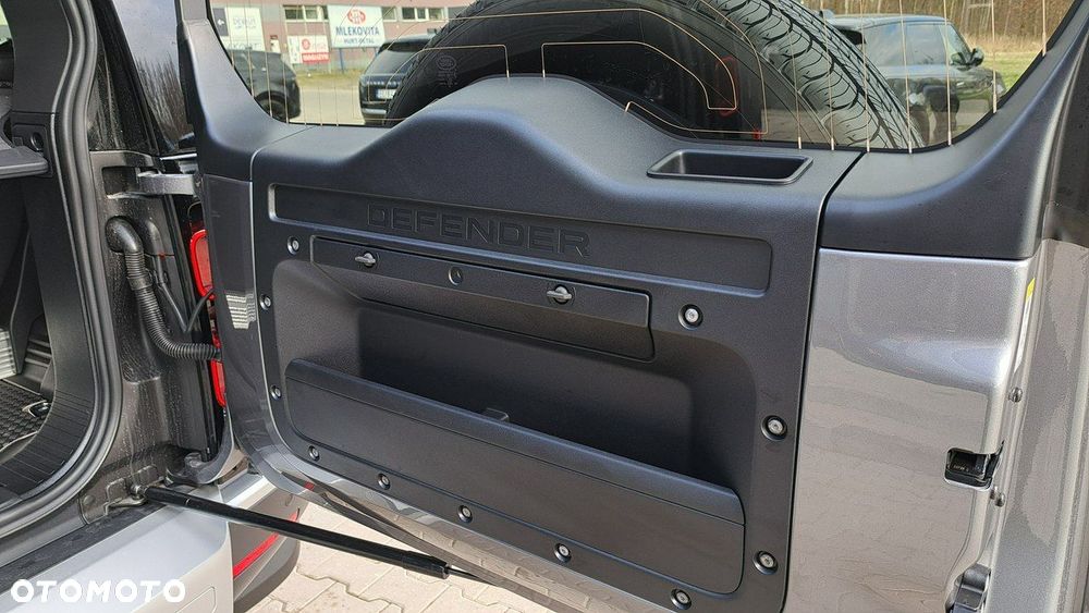 Land Rover Defender - 38