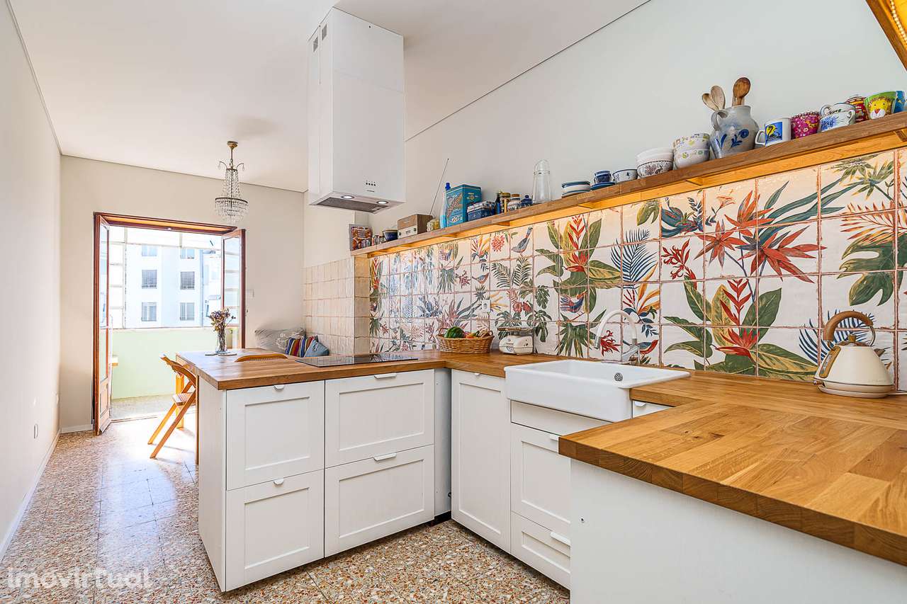 *** Apartamento renovado com varanda e estúdio na Av. Conde Valbom *** - Grande imagem: 3/29