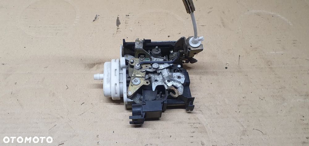 Zamek prawy przód Audi A4 B5 4D1837016D - 3