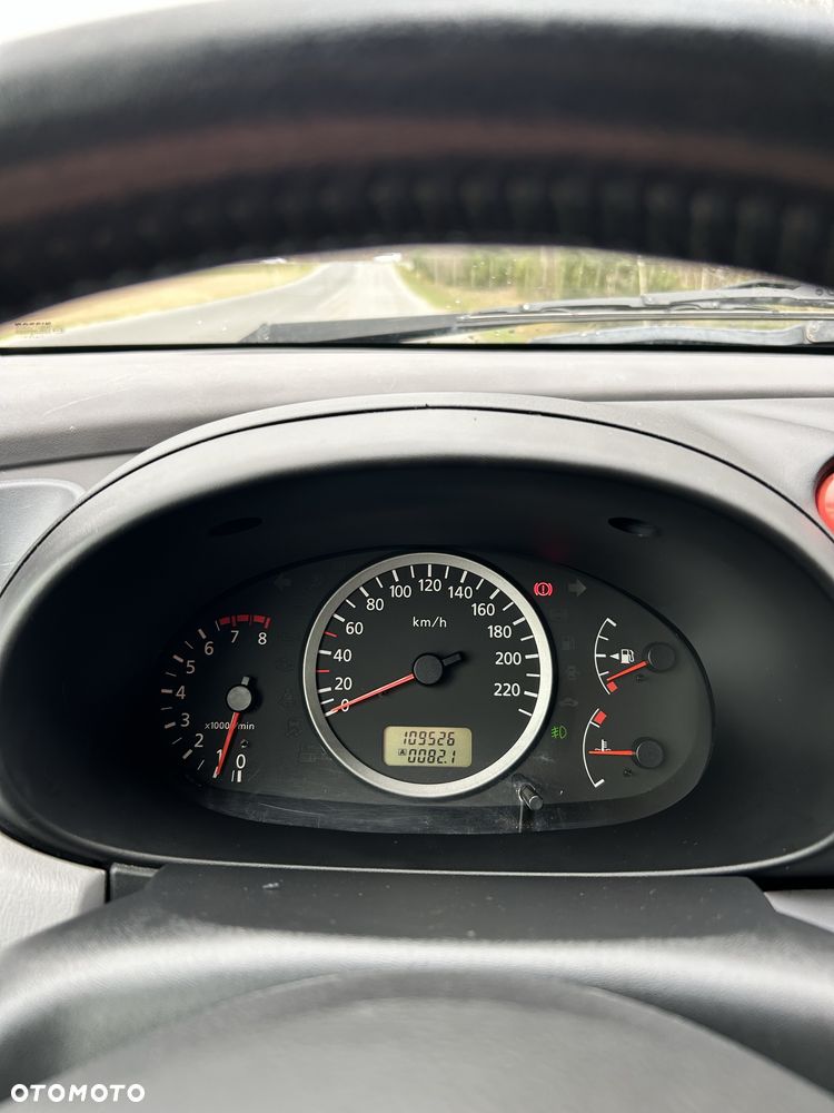 Nissan Almera Tino - 8