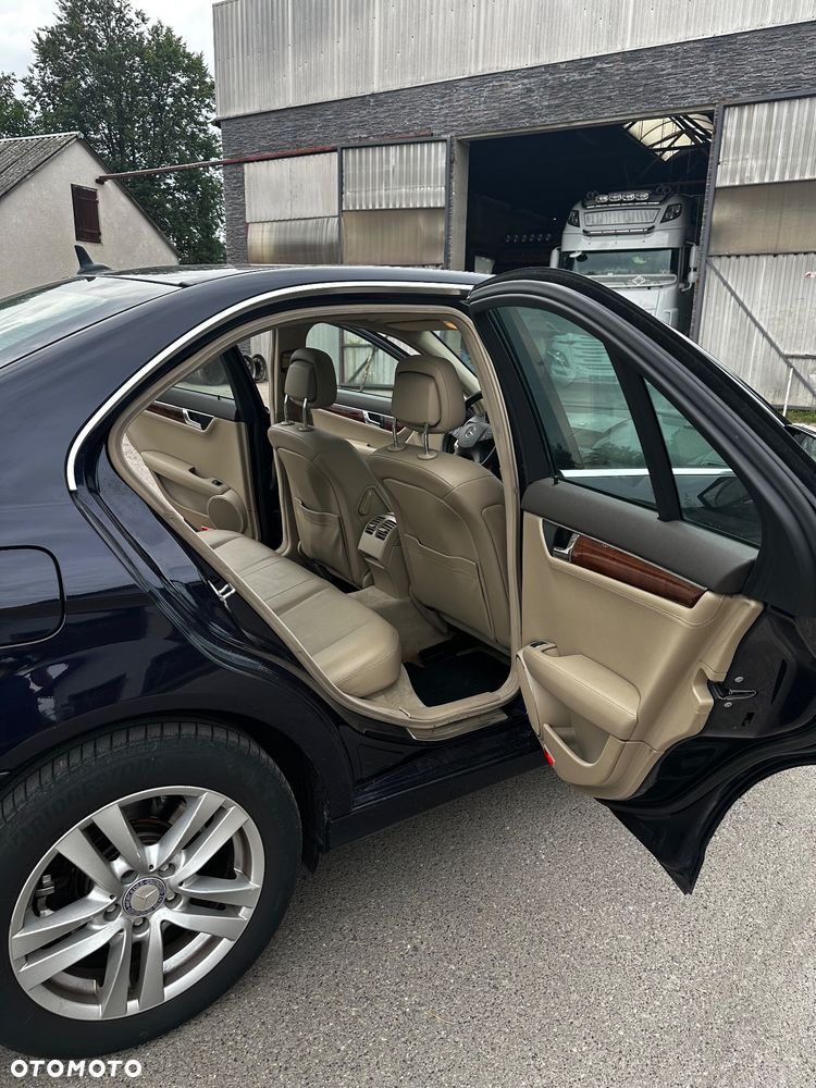 Mercedes-Benz Klasa C 300 Elegance - 13