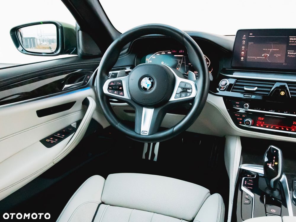 BMW Seria 5 M550i xDrive - 17