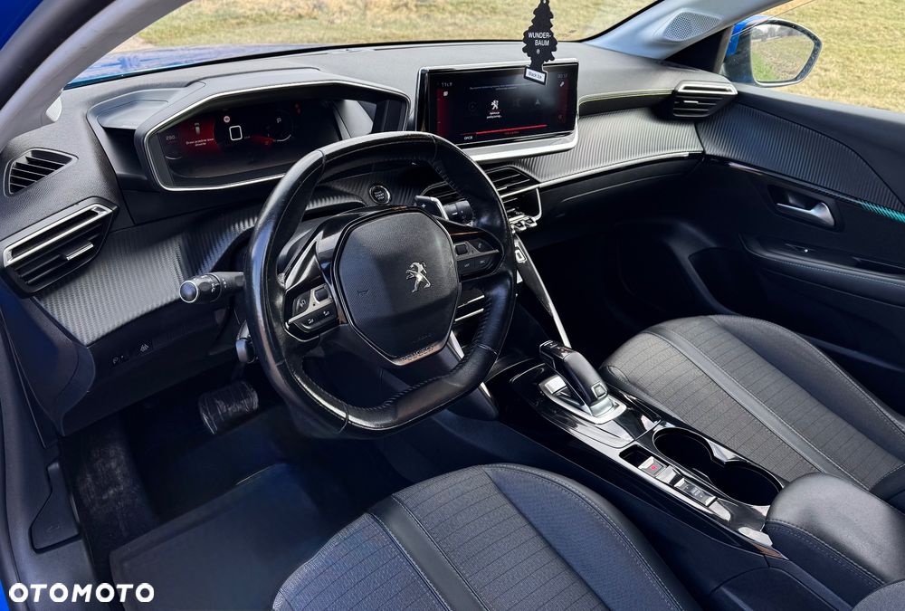 Peugeot 208 - 8