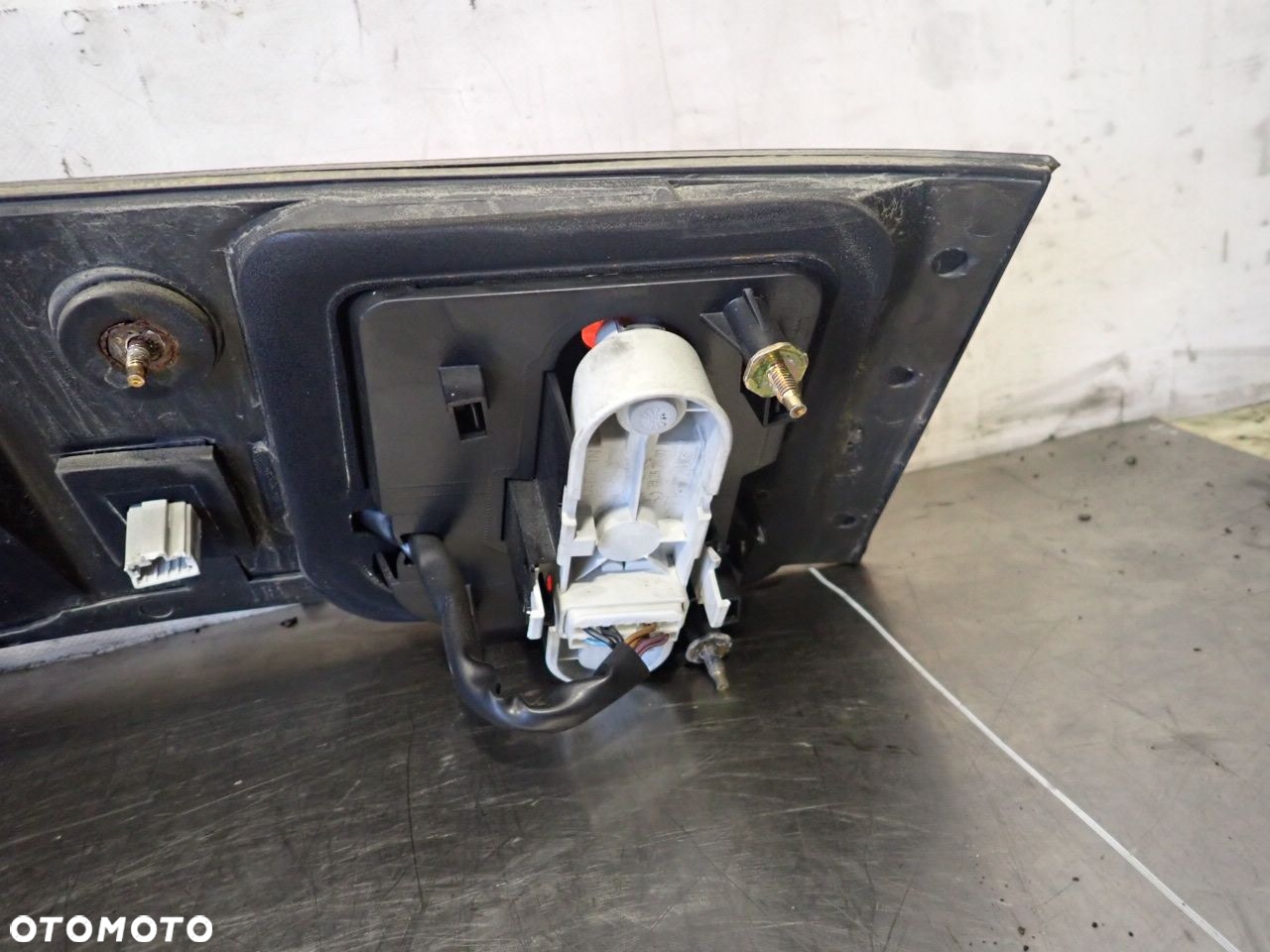 BLENDA KLAPY BAGAŻNIKA VOLVO V40 LIFT 1.9 - 6