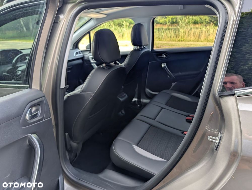 Peugeot 2008 1.2 Pure Tech Allure S&S - 17