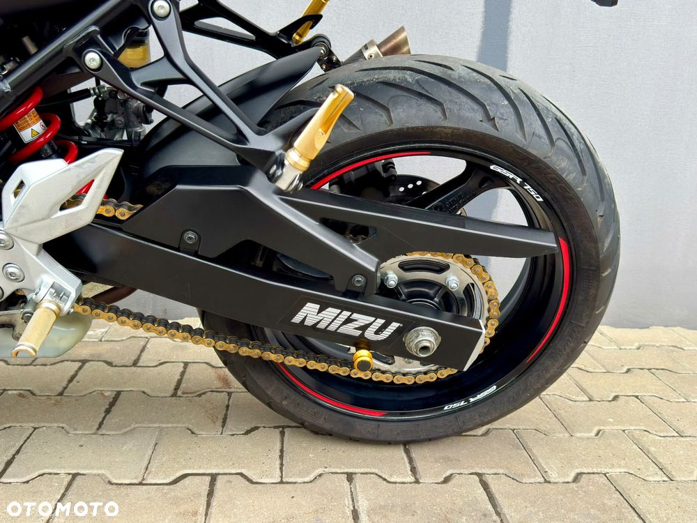 Suzuki GSR - 14