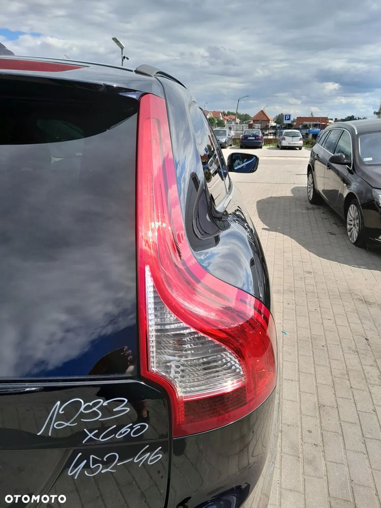 VOLVO XC60 LAMPA TYLNA PRAWA W BŁOTNIK - 1