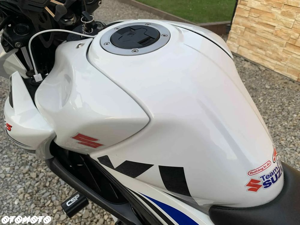 Suzuki GSX - 23
