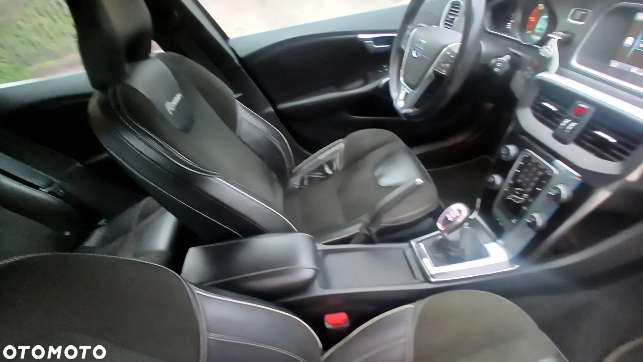 Volvo V40 D2 R-Design - 16