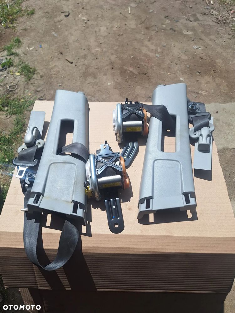 Pas bezpieczeństwa napinacz lewy lub prawy  przód EU Honda Jazz III 08-15