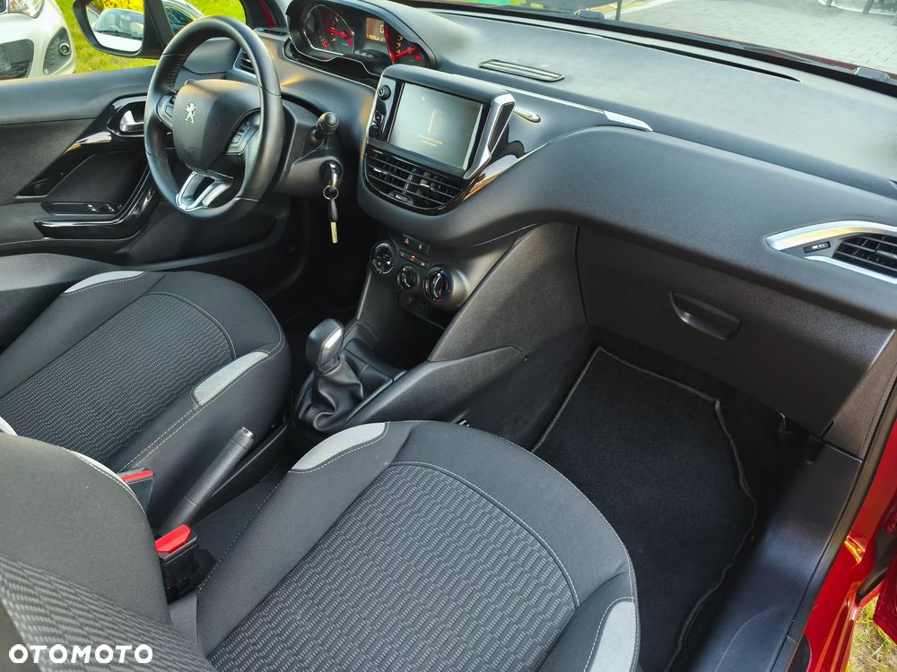 Peugeot 208 - 8