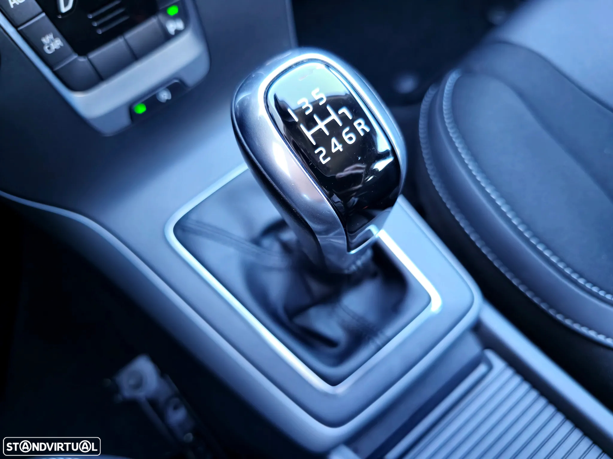 Volvo V40 2.0 D3 Momentum - 20
