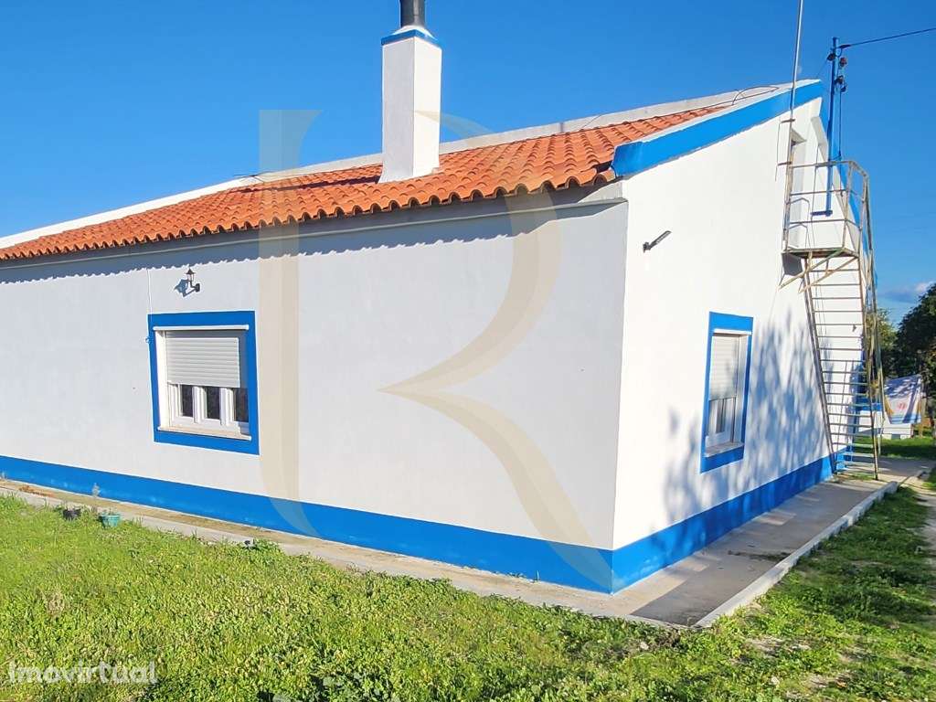 Moradia T3 transformada em T2 com Garagem, inserida num terreno de ... - Grande imagem: 2/33