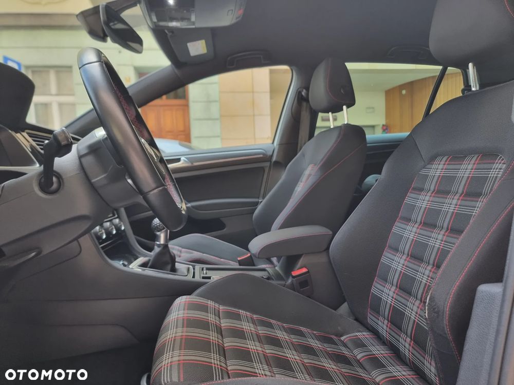 Volkswagen Golf - 10