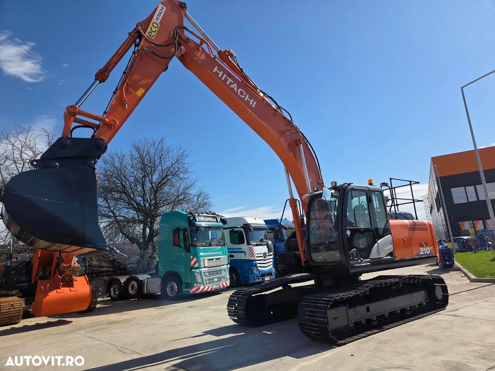 Hitachi ZX210, 23t, cupa NOUA 1,3mc, CUPLA RAPIDA, camere spate si laterale, inst picon, CONSUM MEDIU 9,6l/h, senile 80% ok doar 988h deplasare, 3 pompe hidr HITACHI, antifurt, motor ISUZU, ad sapare 7m, ridica 14t, STARE BUNA,leasing 4ani-83.900 EUR+Tva - 20