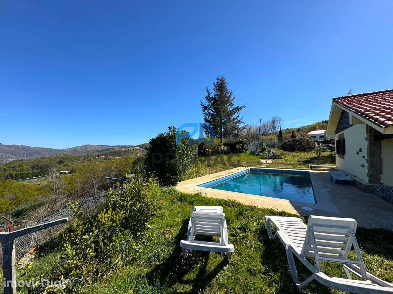 Moradia com excelente área, piscina e plena privacidade - Grande imagem: 3/45