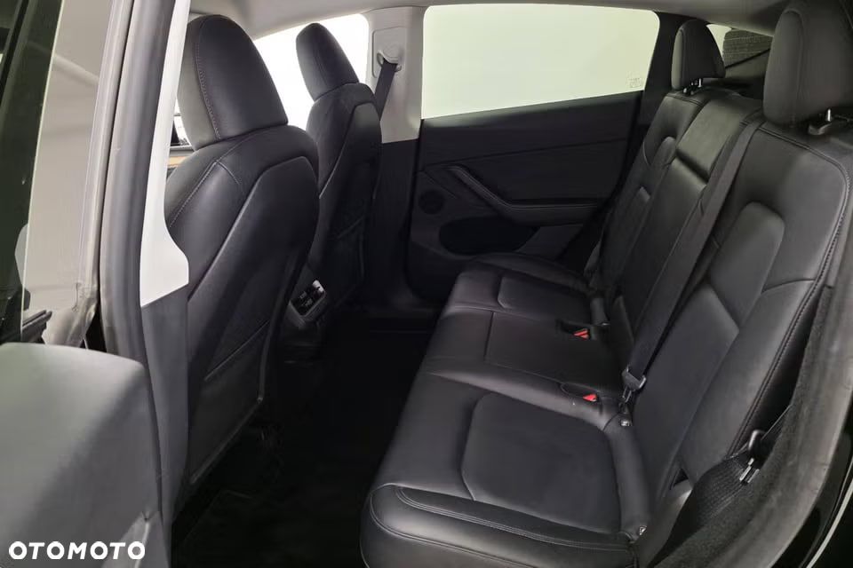 Tesla Model Y Long Range AWD - 9