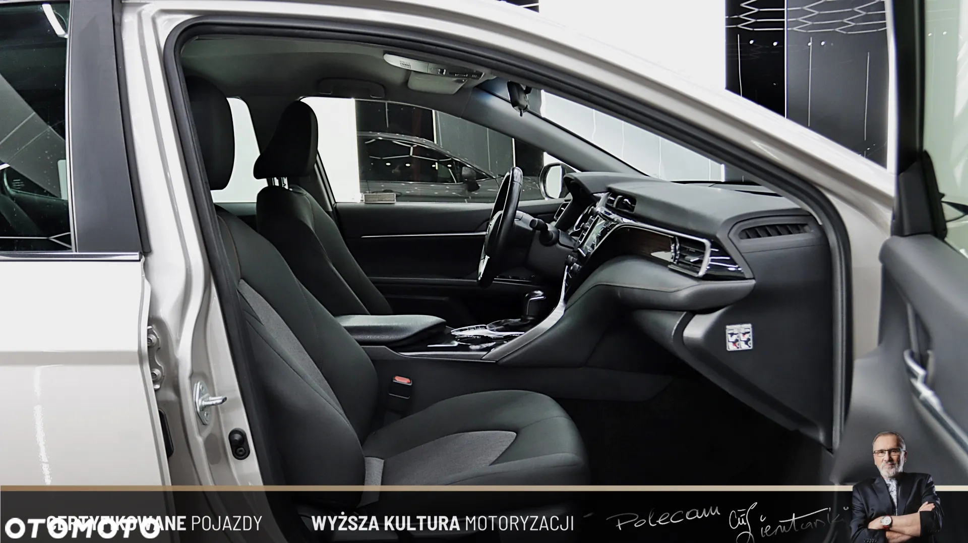 Toyota Camry 2.5 Hybrid Comfort CVT - 16